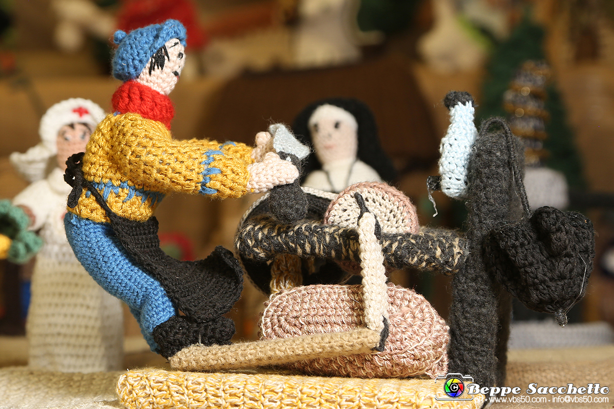 VBS_9171 - Presepio all'uncinetto Parrocchia SS. Cosma e Damiano.jpg